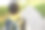 阳光明媚的春日，在步行街上从学校或运动中心回家的鬈发黑人小孩的背影。儿童和初等教育图片下载