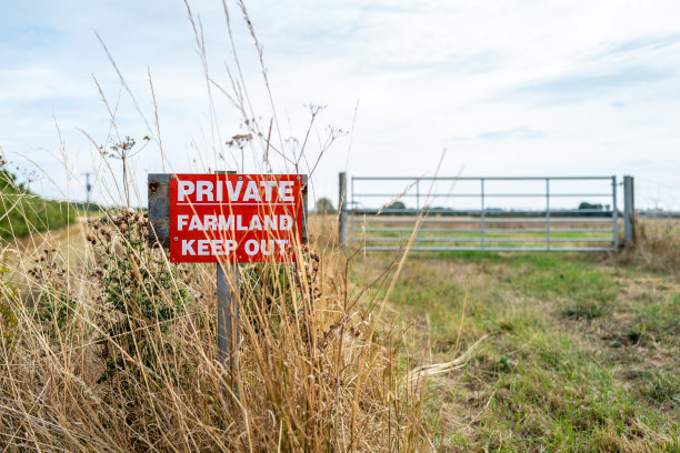 浅焦点的私人农田标志看到外面的一个农场大门。图片下载