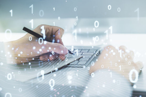 在笔记本电脑的背景上创作二进制代码插图和手写概念。大数据和编码概念。Multiexposure图片下载