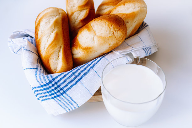 刚烤好的小麦粉面包图片下载