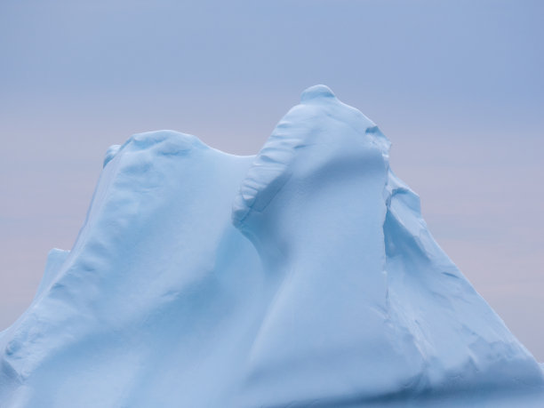 在午夜的阳光下，在格陵兰岛西海岸的巨大冰山之间航行图片下载