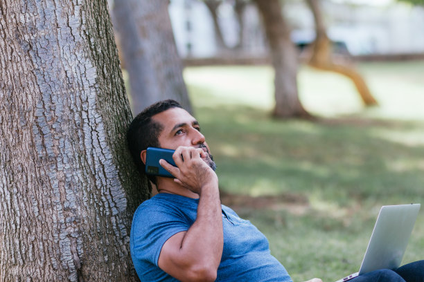 有人在公园用手提电话打电话图片下载