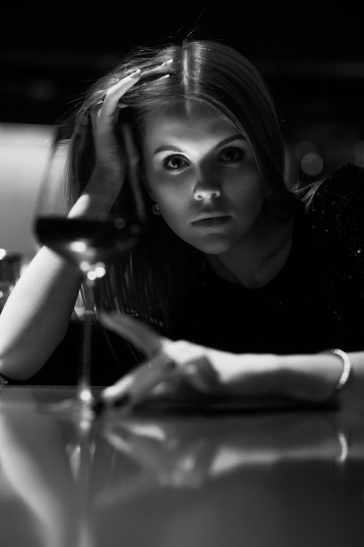 女孩在酒吧图片下载