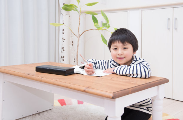 日本小学生在客厅学习图片下载