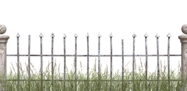 破旧的老篱笆与草，孤立在白色。墓地或古堡的栅栏。图片下载