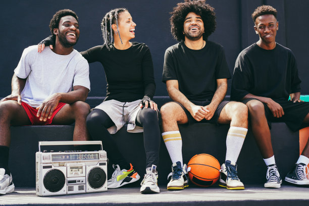 一群非洲年轻人在篮球赛后听着老式立体声音响在户外播放的音乐图片下载