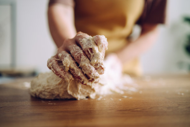 匿名妇女用手揉面团做自制面包图片下载
