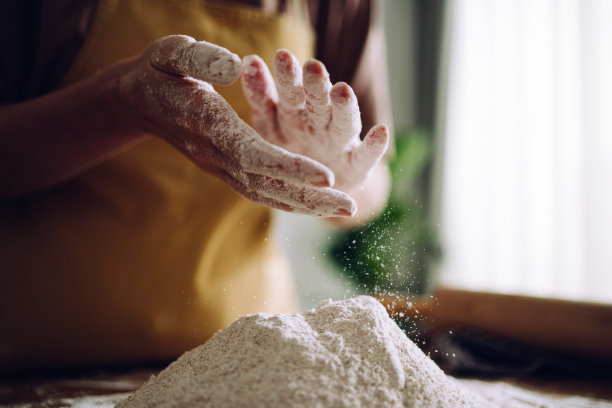 匿名妇女加入和准备面粉揉面图片下载