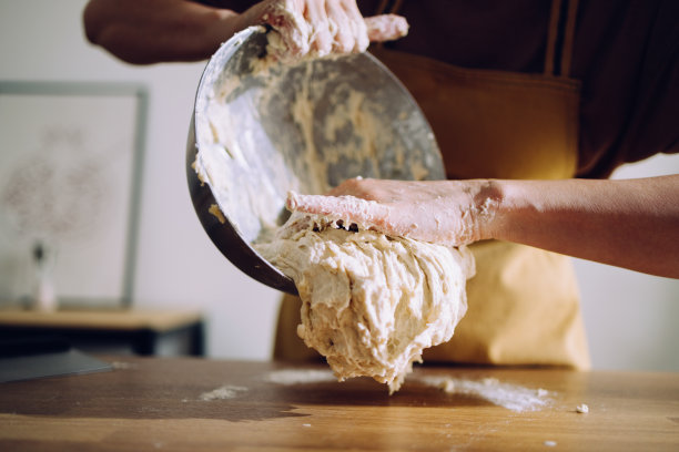 匿名妇女用手揉面团做自制面包图片下载