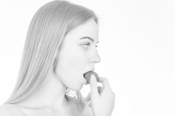 女人吃草莓图片下载