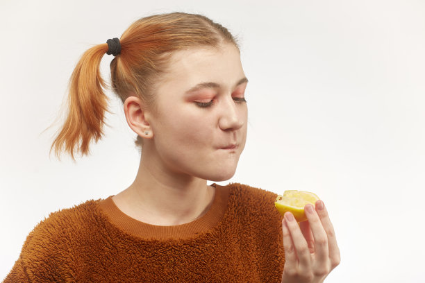 女孩吃柠檬图片下载