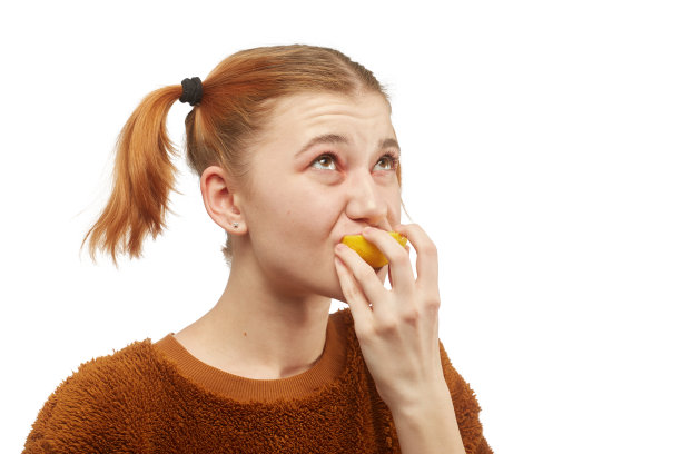 女孩吃柠檬图片下载