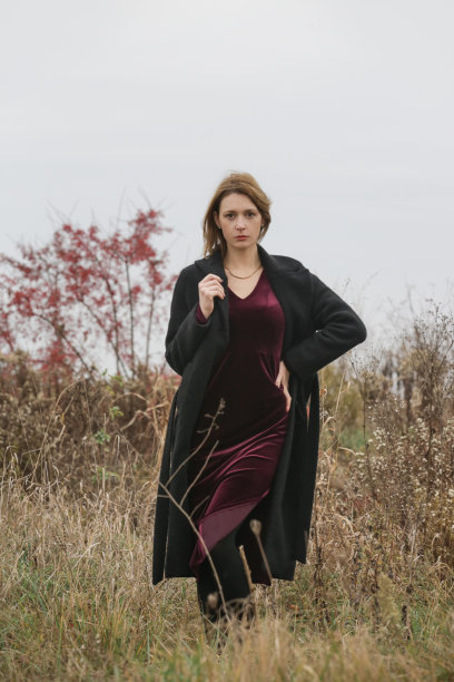 秋季时尚户外肖像年轻女子紫色红色长毛绒天鹅绒中长裙。图片下载