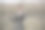 时尚户外肖像年轻女子秋季棕色长袖连衣裙。图片下载