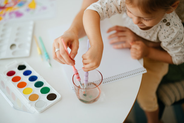 无法辨认的女人和她的孩子用水彩画图片下载