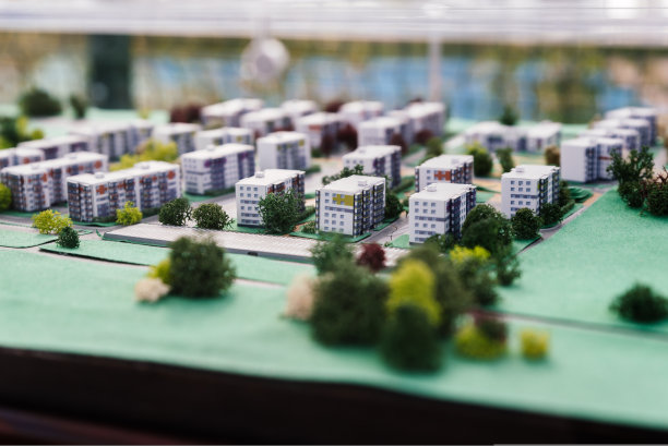 新布局的一堆用纸板做成的高层建筑。灌木丛中。跟踪图片下载