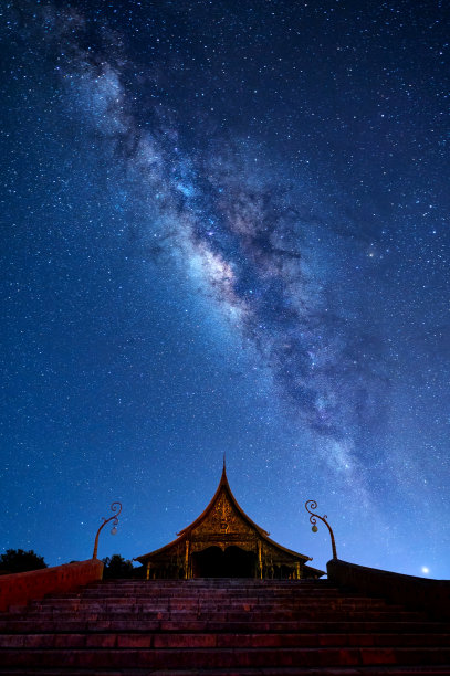 垂直照片银河在古庙的夜空与谷物和选择白平衡。图片下载