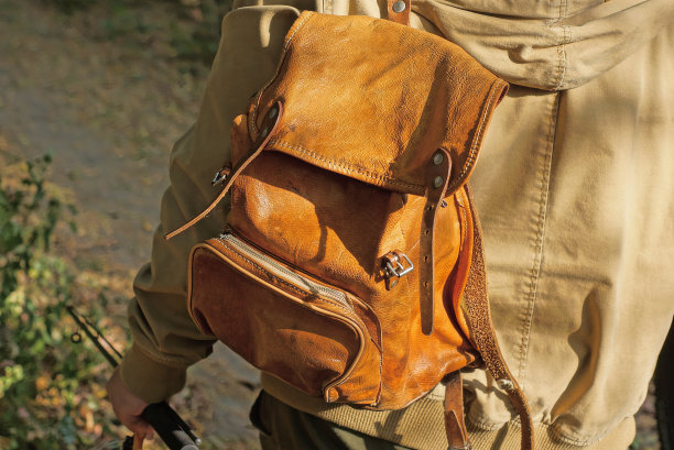 一个男人背上的棕色皮革军用背包图片下载