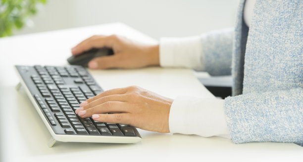 女商人在电脑键盘上打字全景横幅特写，商人或学生在家使用笔记本电脑，在线学习，网络营销，在家工作，办公室工作场所，自由职业者的概念图片下载