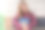 一个年轻女子接受并拿着一个礼物盒的肖像图像图片下载