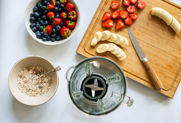 水果冰沙配料旁边的搅拌机图片下载