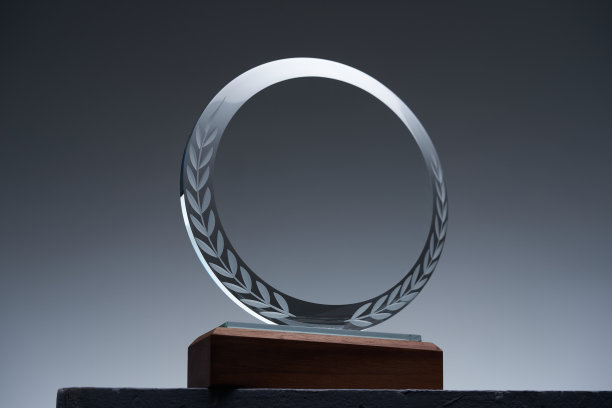 灰色背景的玻璃奖杯图片下载