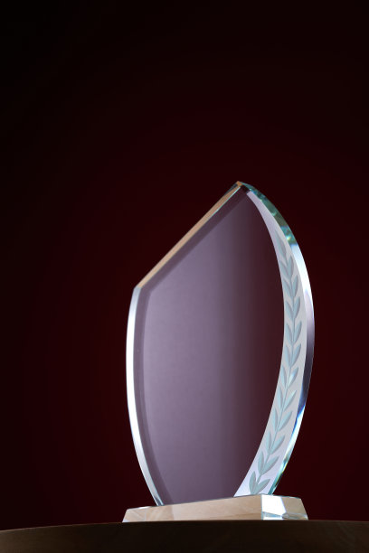 特写水晶奖杯对红色背景图片下载