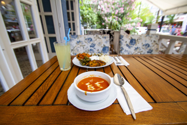 柠檬水地中海橄榄油食物和番茄汤与奶酪在木桌广角水平照片聚焦前景图片下载