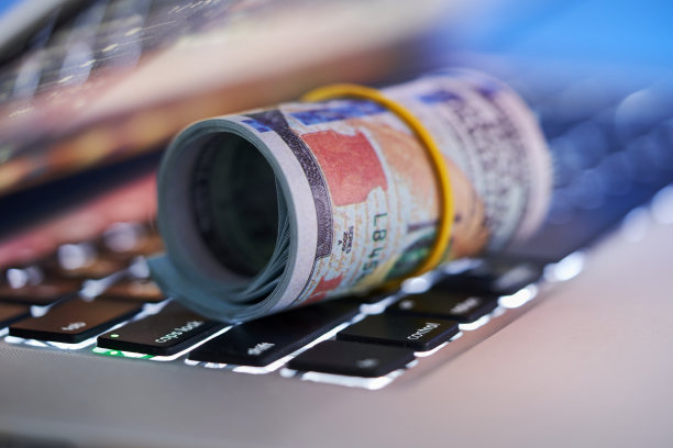 电脑笔记本电脑与美元钞票卷图片下载