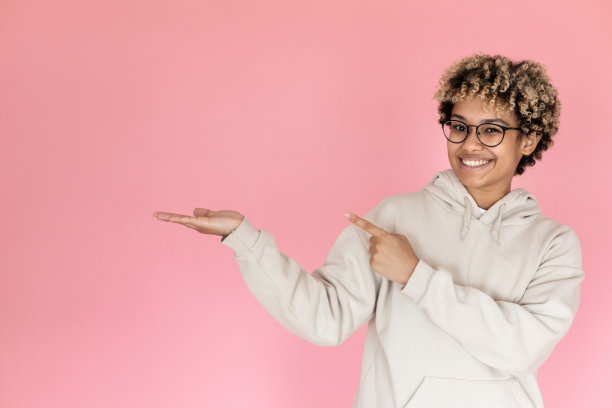 笑容满面的非洲裔美国女人指着复印空间图片下载