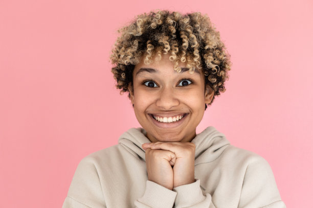 兴奋的非洲裔美国女性图片下载