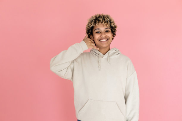 有魅力的非洲裔美国女人做叫我的手势图片下载