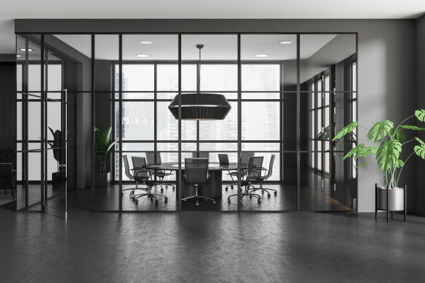 前视图黑暗的办公室内部全景窗户图片下载