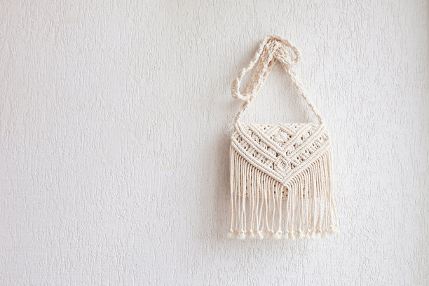 手工编织棉质玫瑰袋。生态袋为妇女从棉绳。北欧风格的袋子。奶油色，可持续的时尚配饰。近距离图像图片下载