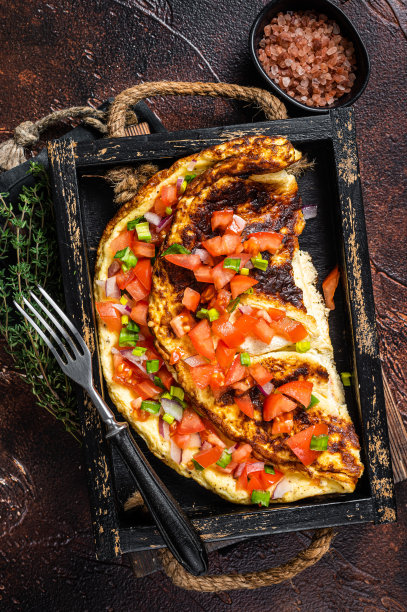 西红柿，红甜椒和洋葱炒蛋。黑暗的背景。俯视图图片下载