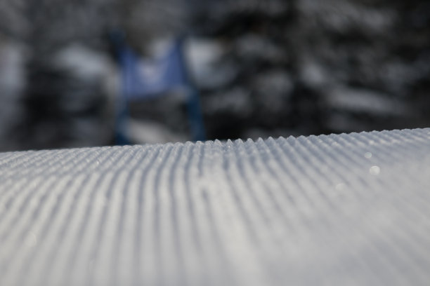 山坡上刚下的雪像灯芯绒一样图片下载