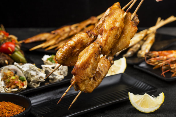 一些美味的烤鸡翅图片下载