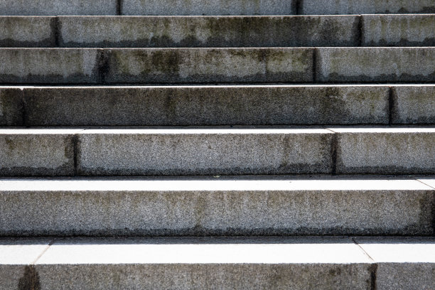 石阶在城市环境中，向上走图片下载