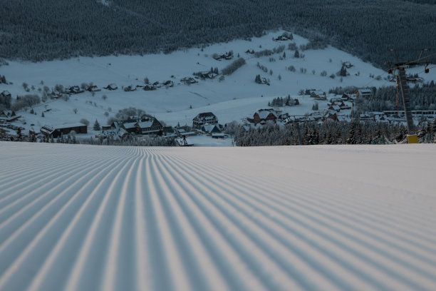 山坡上刚下的雪像灯芯绒一样图片下载