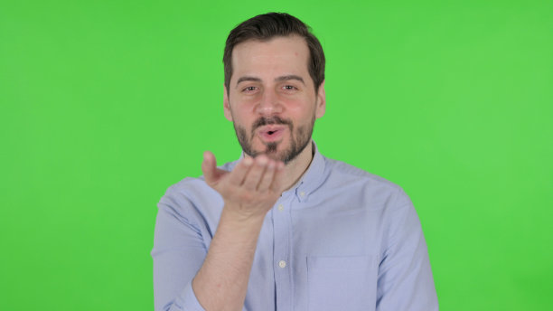 男人给飞吻肖像，绿幕图片下载