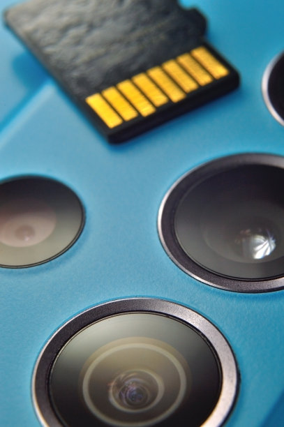 Micro sd卡放在智能手机摄像头的块上。特写镜头。图片下载