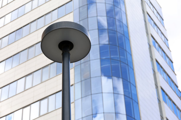 摩天大楼背景上的路灯柱子图片下载