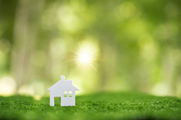 环境友好型房地产。绿色自然生态草地上的小型模型房屋。可持续节能住宅设计与售租经营理念图片下载