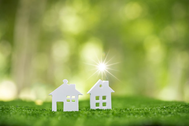 环境友好型房地产。绿色自然生态草地上的小型模型房屋。可持续节能住宅设计与售租经营理念图片下载