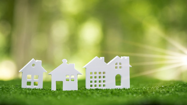 环境友好型房地产。绿色自然生态草地上的小型模型房屋。可持续节能住宅设计与售租经营理念图片下载