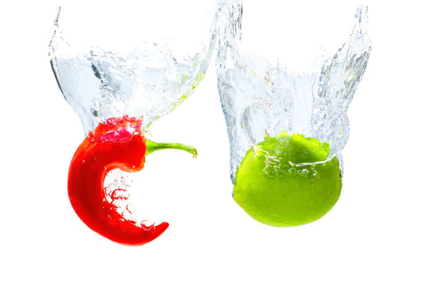 意大利辣香肠和青柠淋在水里图片下载