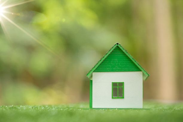 环境友好型房地产。绿色自然生态草地上的小型模型房屋。可持续节能住宅设计与售租经营理念图片下载