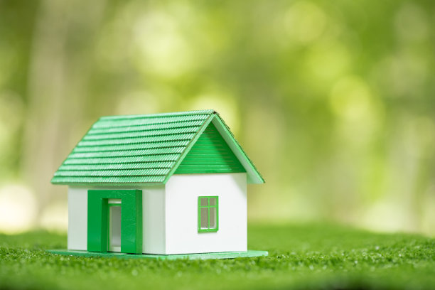 环境友好型房地产。绿色自然生态草地上的小型模型房屋。可持续节能住宅设计与售租经营理念图片下载