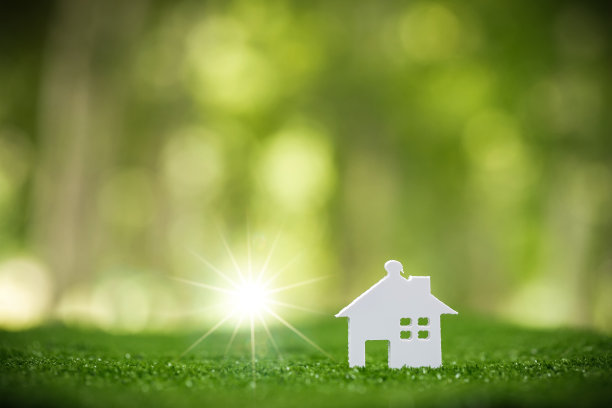环境友好型房地产。绿色自然生态草地上的小型模型房屋。可持续节能住宅设计与售租经营理念图片下载