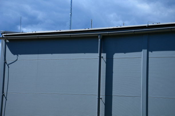 黄色的建筑内衬着方形的塑料板、玻璃纤维。用螺丝固定。可清洗的墙壁是一个主要优点。平屋顶阁楼上的接地线、避雷针、天沟、锡图片下载